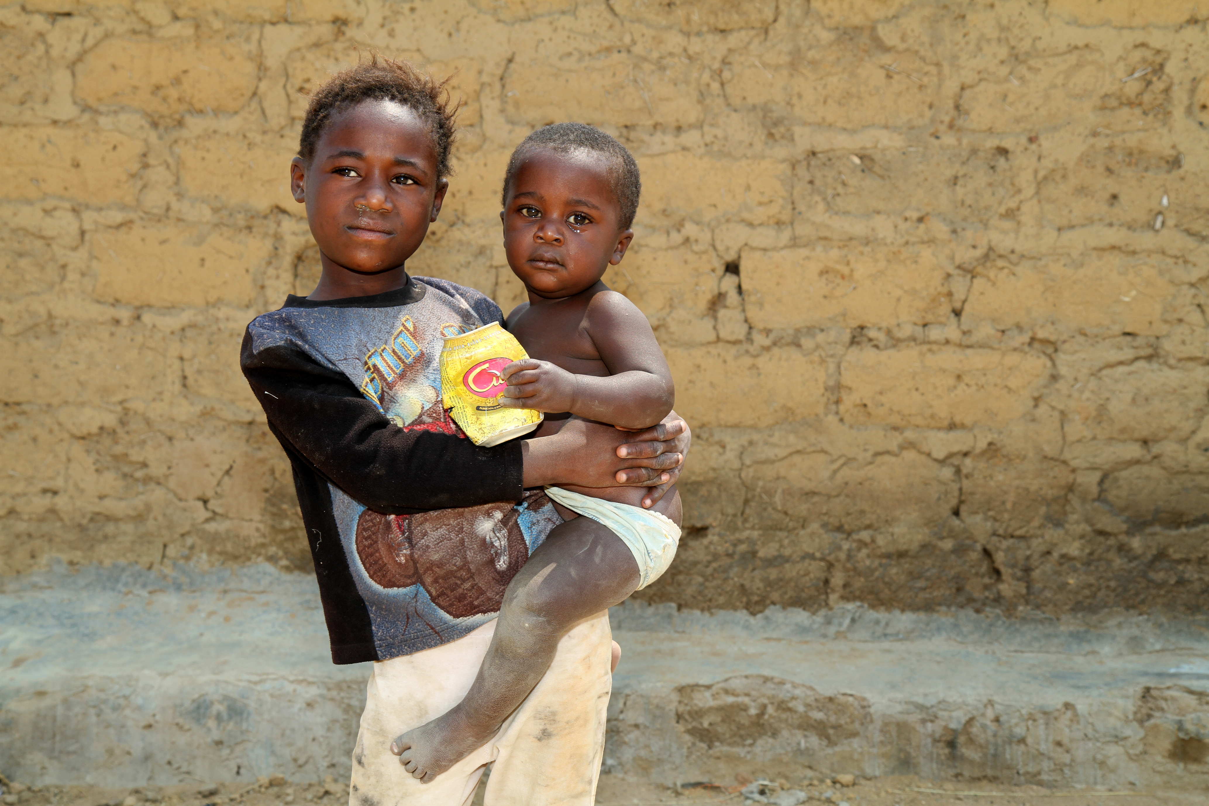 Ponad milion dzieci w Kamerunie straciło jedno z rodziców. Zdane tylko na siebie, żyją w strachu przed samotnością i głodem.